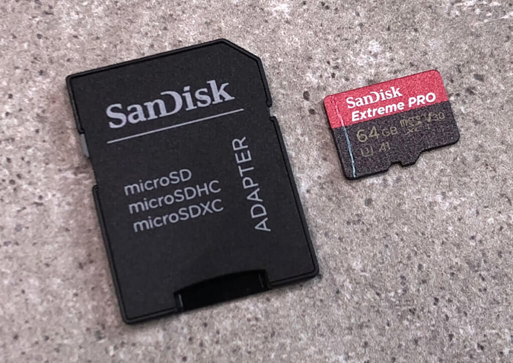 Auf der rechten Seite im Foto sieht man die kleine microSD-Karte. Daran gibt es keine Möglichkeit einen Schreibschutz einzustellen.