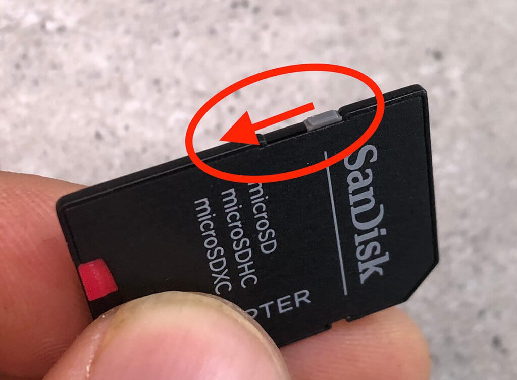 Auch bei microSD-Karten, die in einem Adapter stecken, läßt sich der Schreibschutz mit dem Schiebeschalter ein- oder ausschalten.