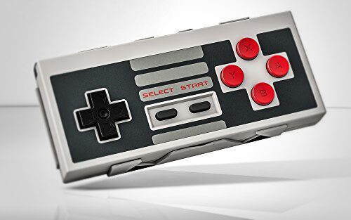 Der Qumox NES30 Game Controller ist NICHT MFI-zertifiziert und entspricht damit nicht den Vorgaben, die Apple an Game Controller hat. Trotzdem läßt er sich per Bluetooth und ohne Jailbreak mit dem iPhone oder Apple TV verbinden (Foto: Amazon).