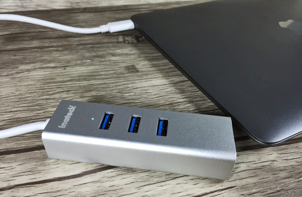 Der Inateck USB-C auf USB-3-Hub am MacBook