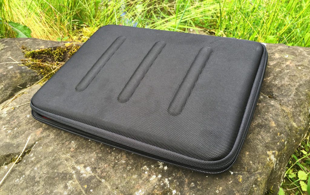 Das Viper Hardcase von booq bietet Schutz für MacBooks von Apple. Hier das 13 Zoll Modell für das MacBook mit USB-C Anschluß. Man sieht deutlich die drei Stege, die zusätzliche Stabilität bieten (Fotos: Sir Apfelot).