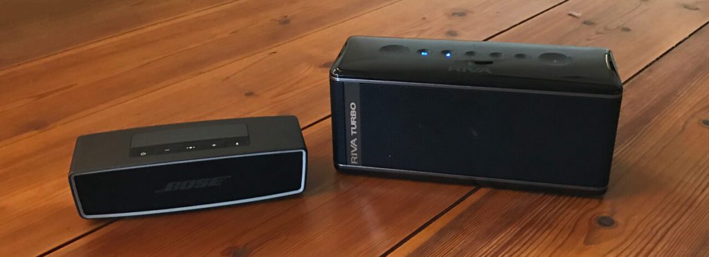 Im Vergleich: Links der BOSE Soundlink Mini II und rechts der RIVA Turbo X.