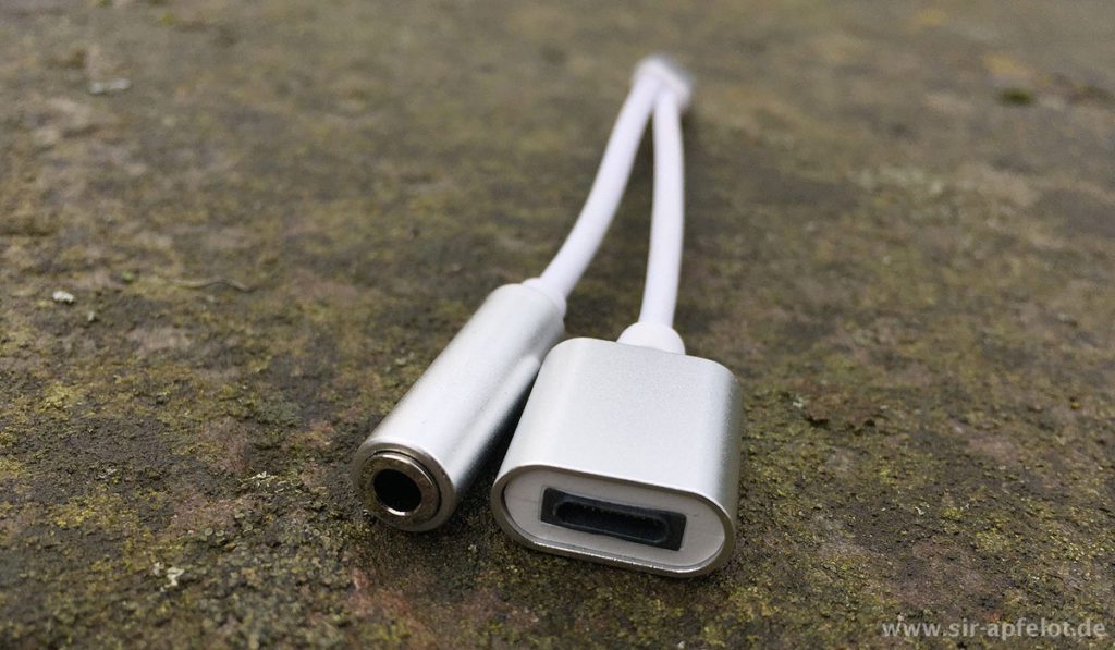 An einem Ende des Adapters findet man die Lightning-Buchse sowie den 3,5 mm Kopfhöreranschluss…