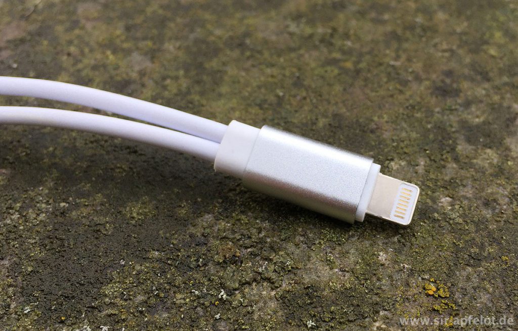 …am anderen Ende ist der Lightning-Stecker, der in das iPhone kommt.