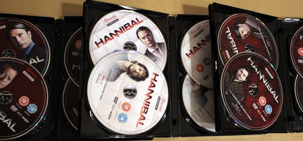 Die drei aktuellen Staffeln der Hannibal Serie auf insgesamt 12 DVDs; 39 Episoden und reichlich Bonusmaterial - Foto: Sir-Apfelot.de / Johannes Domke