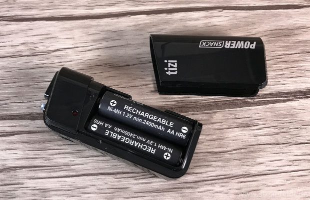 Laut Hersteller sollte man Mignon-Batterien im tizi Powersnack verwenden. Ich habe es mit AA-Akkus versucht und die Ladefunktion des iPhone hat es trotzdem akzeptiert.