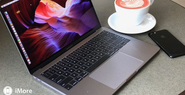 Wer ein MacBook Pro von Apple im Test hat, arbeitet damit natürlich auch mal im Coffee Shop. Dort fällt die Tastaturlautstärke gar nicht so arg auf - zuhause dann aber doch, so Ritchie im Testbericht. Bild: iMore.com 2017