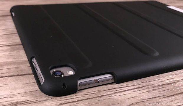 Das eigentliche Case, in das man das iPad einklickt, ist aus Premium PU gefertigt und enthält Magnetstreifen, die das Case an der booq Hülle arretieren.