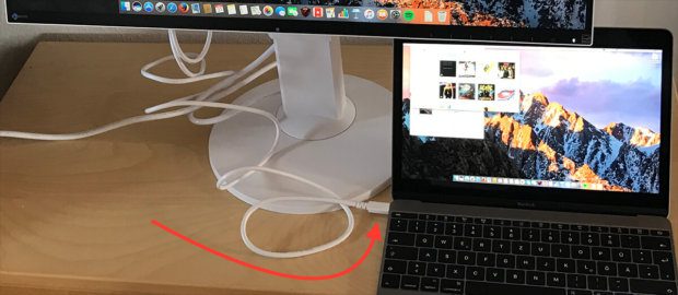 Ein USB-C-Kabel reicht, um das MacBook mit dem Eizo Monitor zu verbinden. Die restlichen USB-Geräte kann man dann an die zwei USB-Anschlüsse des Monitors stecken (mit einem Hub natürlich noch mehr als zwei!).