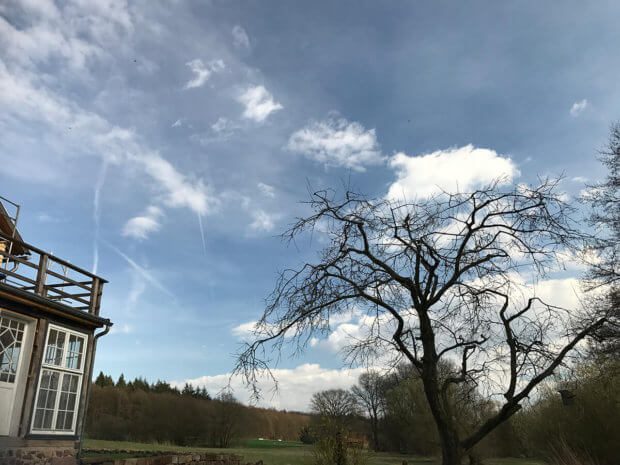 Foto des Himmels mit CPL-Filter: Hier sieht man, dass das Blau dunkler ist und die Wolken mehr Struktur und Kontrast haben. Leider sieht man auch, dass ich durch die zusätzliche Glasplatte vor der Linse Schmutz mit ins Bild bekommen habe.