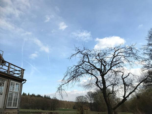 Foto des Himmels ohne CPL-Filter: Das blau ist deutlich heller und die Wolken weniger voluminös als im unteren Bild.