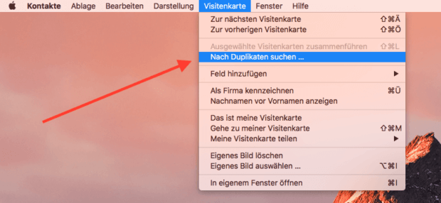 Die Kontakte App auf dem Mac hat schon eine Fuktion eingebaut, mit der man nach Duplikaten suchen kann.