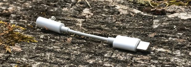 Der Apple Lightning auf Kopfhörer Adapter funktioniert natürlich zuverlässig, bietet aber keinen zweiten Lightning-Eingang zum Laden (Foto: Sir Apfelot).