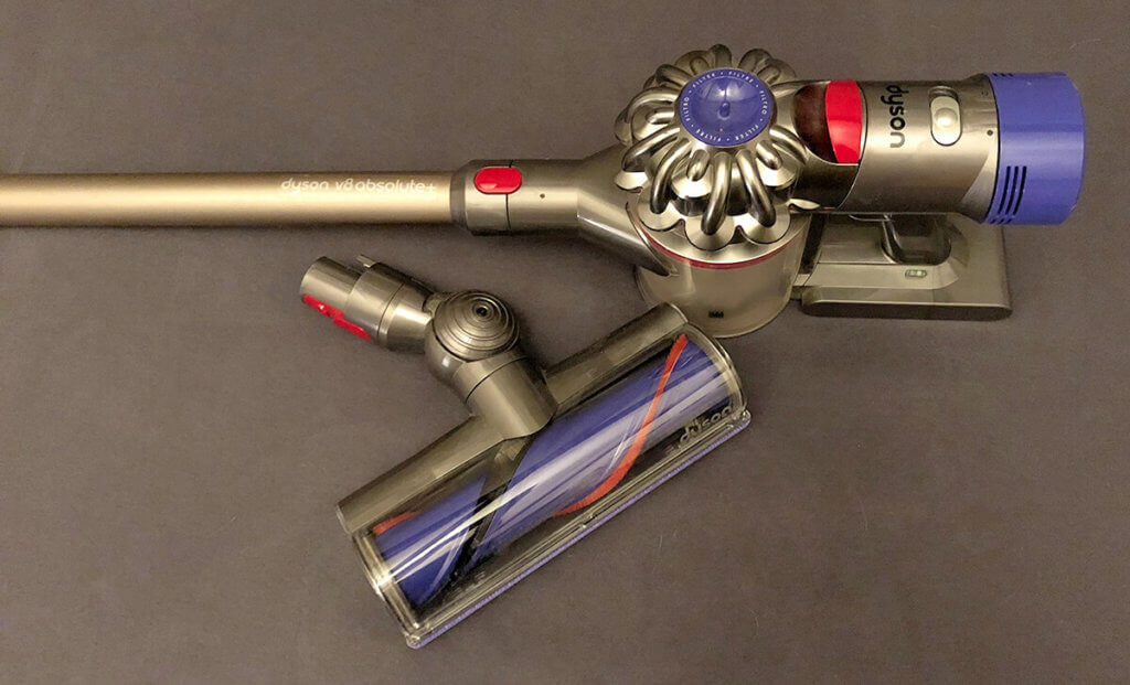 Gönnt man dem Dyson V8 Absolute eine Ersatz-Turbobürste nur für das Bett, hat man einen sehr leistungsstarken Matratzensauger (Foto: Sir Apfelot).