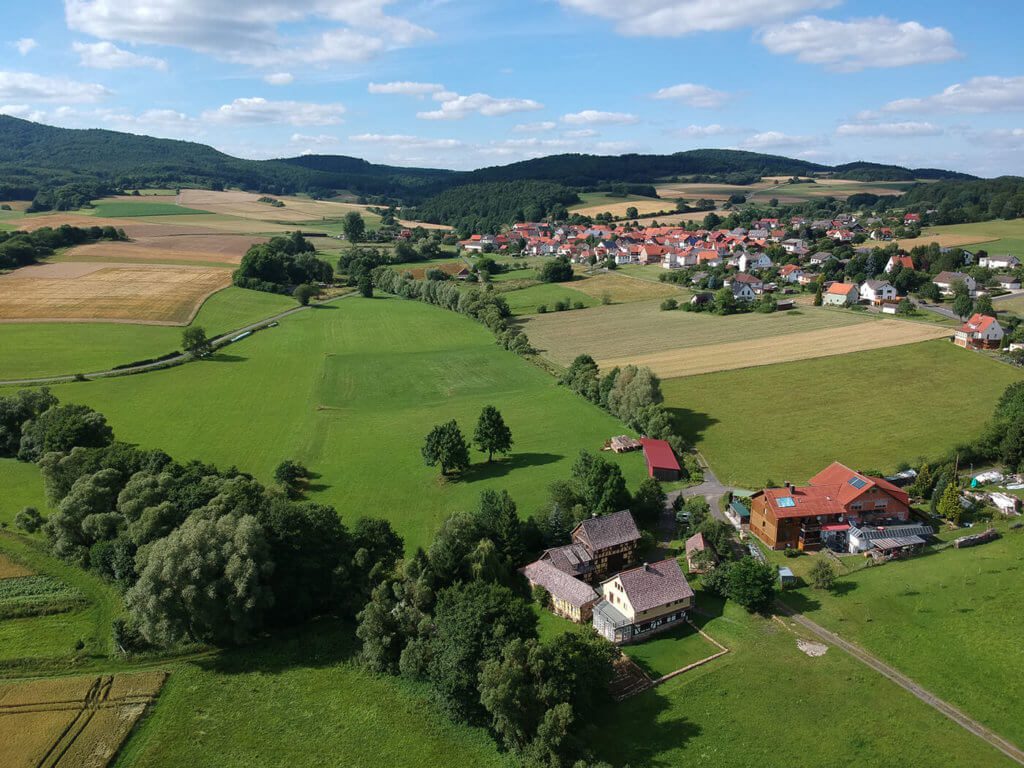 Diese Ortschaft heißt Dodenhausen und gehört zur Gemeinde Haina. Auch die kann die Spark ordentlich ablichten.