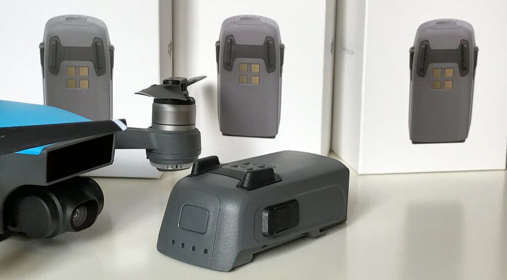 "DJI Spark Intelligent Flight Battery" – so nennt der Hersteller die Akkus für den kleinen Quadrocopter. Meine Empfehlung: holt euch lieber gleich 3-5 davon, denn sie sind schnell leer geflogen.