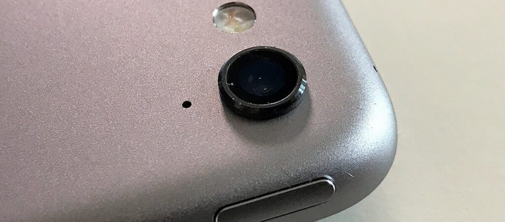 Die Frontkamera des iPad Pro 9,7 Zoll steht – wie beim iPhone auch – aus dem Gehäuse heraus. Hier passt die kleinste Größe der Webcam Aufkleber gut.