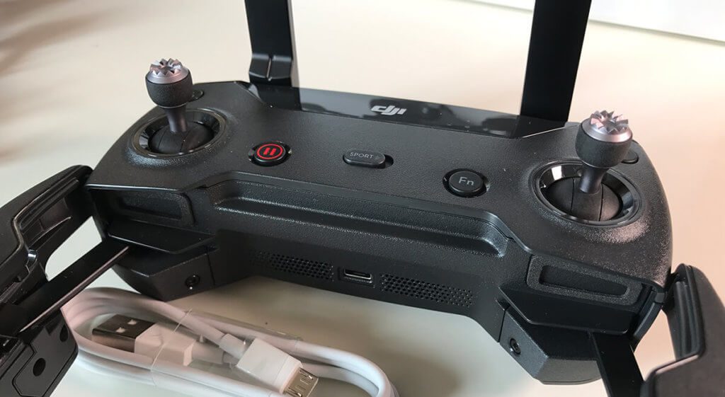 Keine Frage: Den Controller zur Spark möchte man definitiv haben. Zu groß sind die Limitierungen, die man sonst bei der Steuerung per Smartphone hat. Und den grandiosen Sportmodus kann man ohne Controller ebenfalls nicht nutzen.