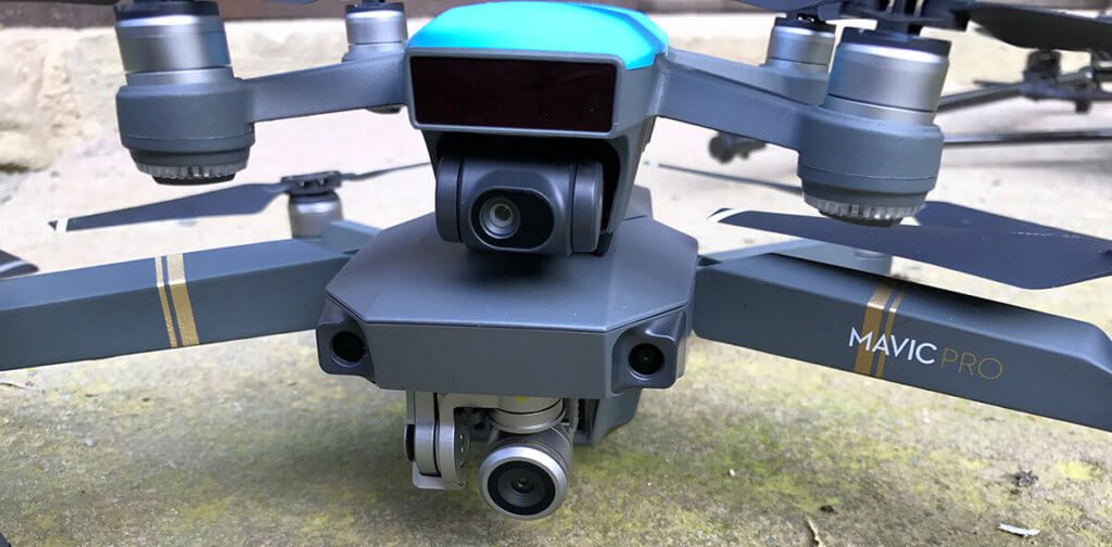 Im Vergleich der Kameras fällt schon auf, dass die Kamera der Spark deutlich kleiner ist als die der Mavic Pro.