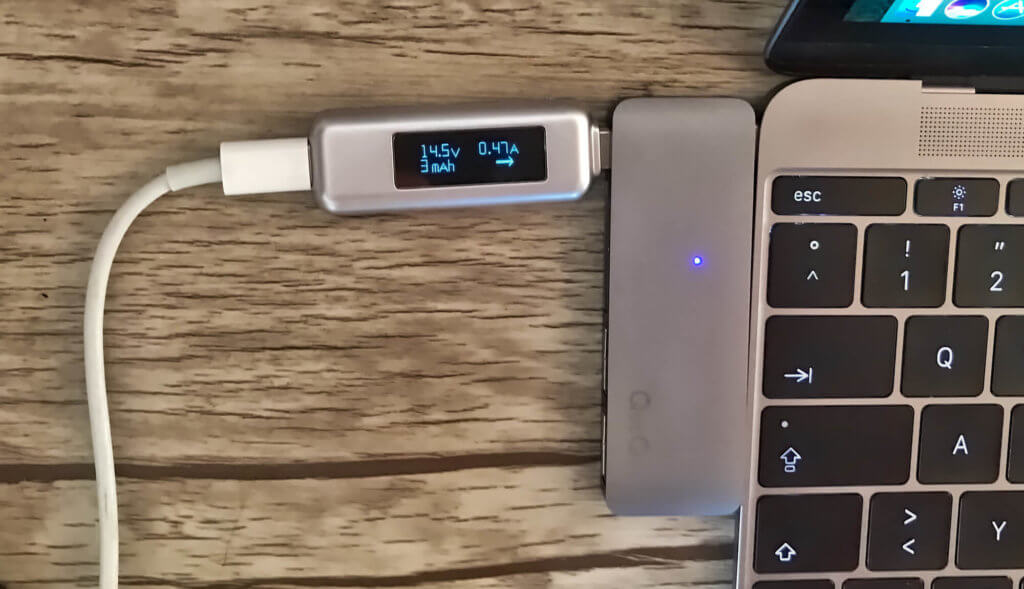 Auch für Tests von USB-C-Docks ist das Satechi Messgerät interessant, da es mir zeigen kann, wieviel Strom durch den Adapter zum Laden des MacBooks geliefert wird. Für die korrekte Messung hätte ich hier das Messgerät zwischen USB-C-Dock und MacBook stecken müssen… aber das hatte ich beim Fotografieren vergessen. ;-)