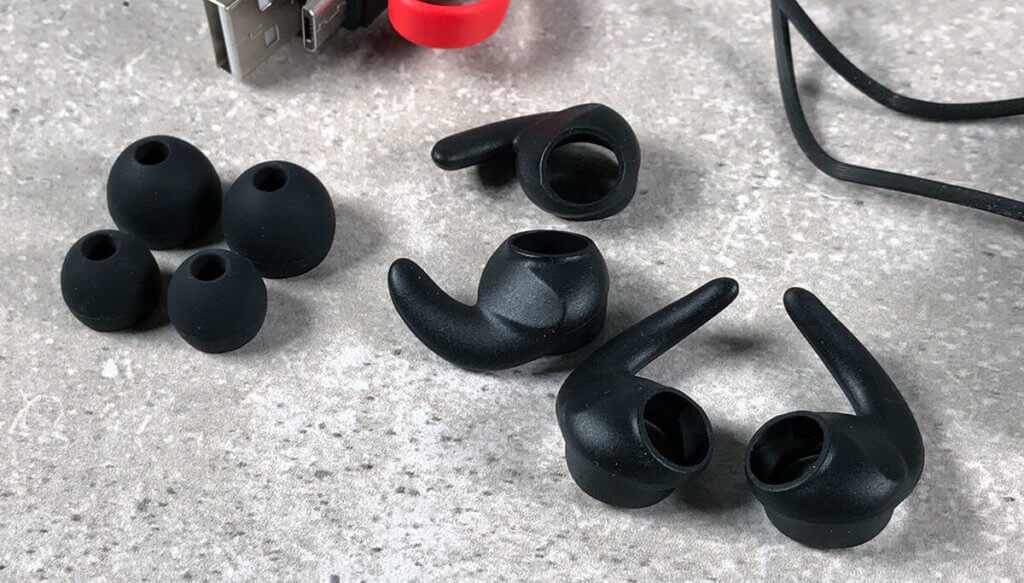 Die Earwings und die kugeligen Gummiaufsätze für die Ohrstöpsel sorgen dafür, dass man viele Möglichkeiten hat, die In-Ear-Kopfhörer an seine Ohren anzupassen. Das sorgt für einen angenehmen Tragekomfort, auch wenn man mal länger unterwegs ist.