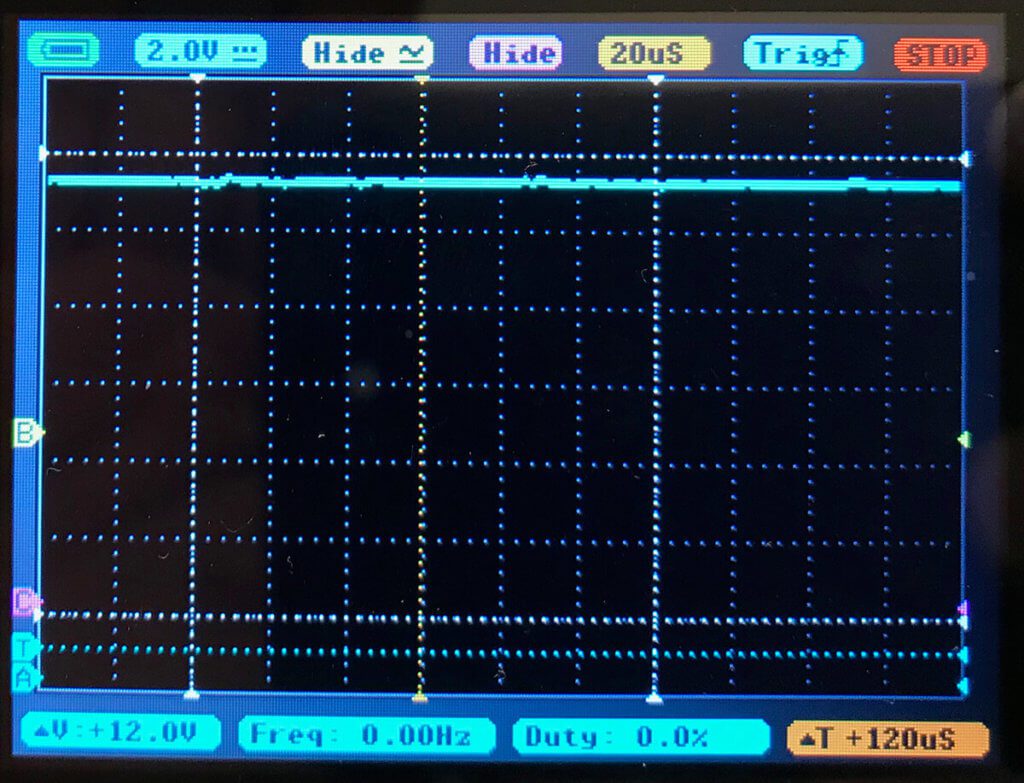 Wie man sieht, sieht man kaum was: Der Abstand der horizontalen Linien steht für jeweils 2 Volt. Der Verlauf der Spannungslinie ist fast linear, was in unserem Fall gut ist.