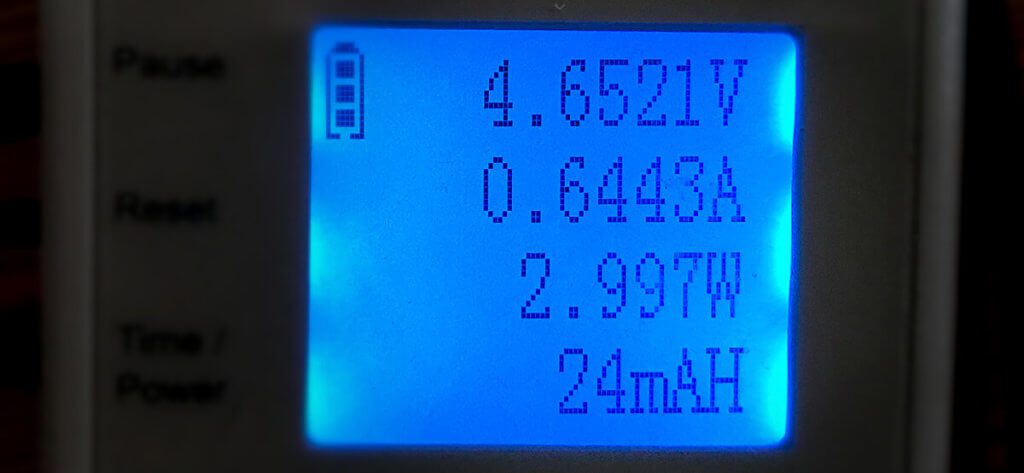 Beim Load-Through-Feature muss man Abstriche in der Ladezeit machen, da die Powerbank dabei Strom und Spannung deutlich absenkt.