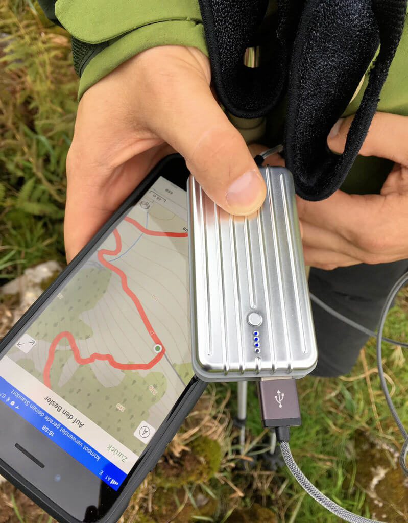 Mein Begleiter bei Wanderungen: Gerade wenn man auf der Hinfahrt schon die Autonavigation verwendet und dann mit Komoot die Wanderungen plant, ist der interne Akku selbst beim iPhone 7 Plus schnell am Ende. Hier hilft die Zendure Powerbank, damit man über den Tag kommt.