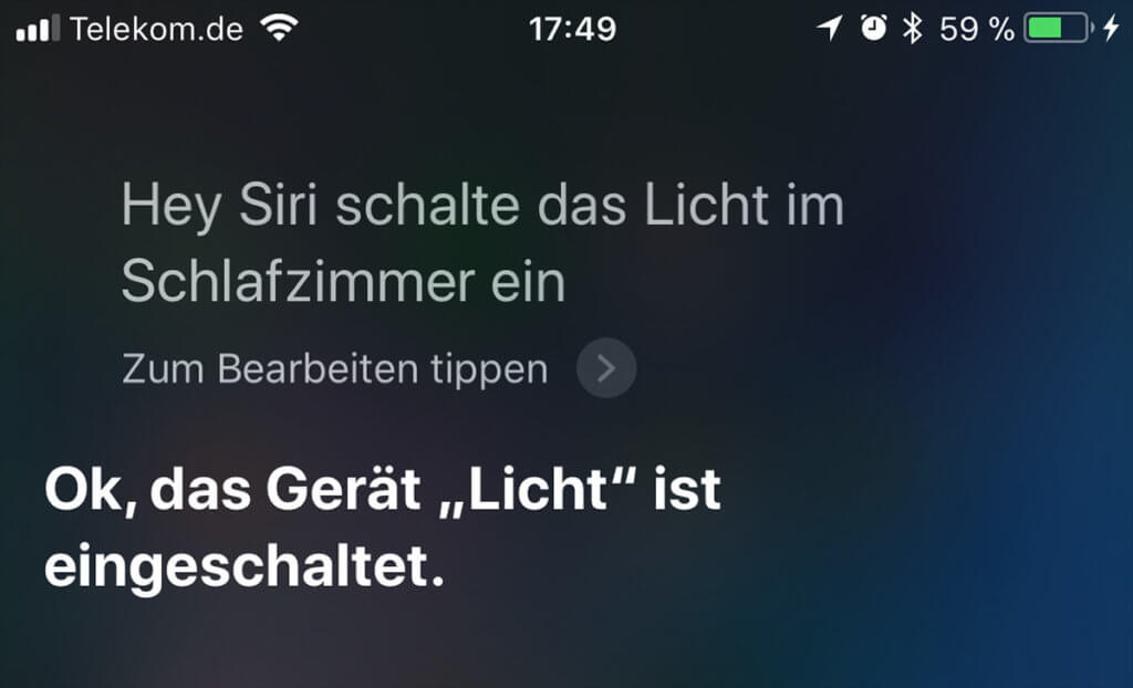 Schöne neue Welt! So schaltet man zukunftsmässig per Siri heutzutage Lichter an und aus. Wenn man mit mehreren Personen im Haushalt ist, sollte man sich überlegen, ob es die praktikabelste Lösung ist. ;-)