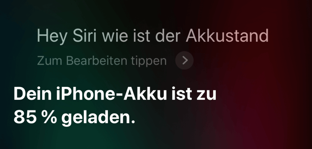 Mit Siri läßt sich der Akkustand des iPhone ebenfalls rausbekommen. Wer nicht ganz soviel reden möchte, kann auch einfach Siri anwerfen und "Akku" sagen. Darauf antwortet sie mit dem Akkustand in Prozent.