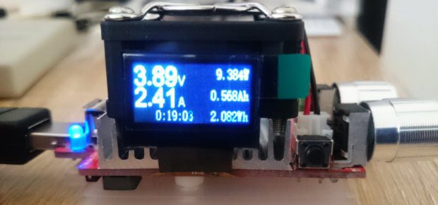 Der Lastwiderstand mit eigenem Display untermalt die Messungen mit dem USB-Multimeter. Dreht man höher, zeigt er die Grenzen des Hubs.