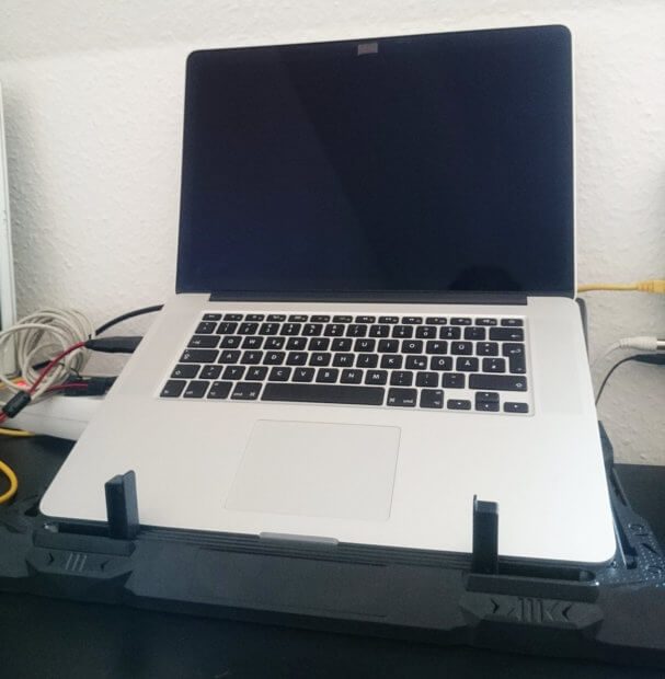 Das MacBook Pro auf dem AUKEY CP-R2 mit vier Ventilatoren, zwei USB-Ports und Regler für das Gebläse.