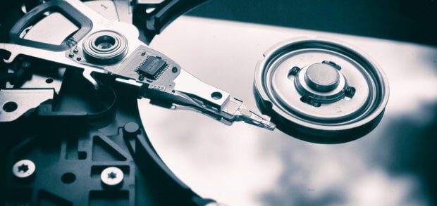 Eine HDD Festplatte zerstören und sie dauerhaft unlesbar machen - das geht nicht nur mit Überschreiben und Runterschmeißen, sondern vor allem per Hammer, Hitze und Säure.