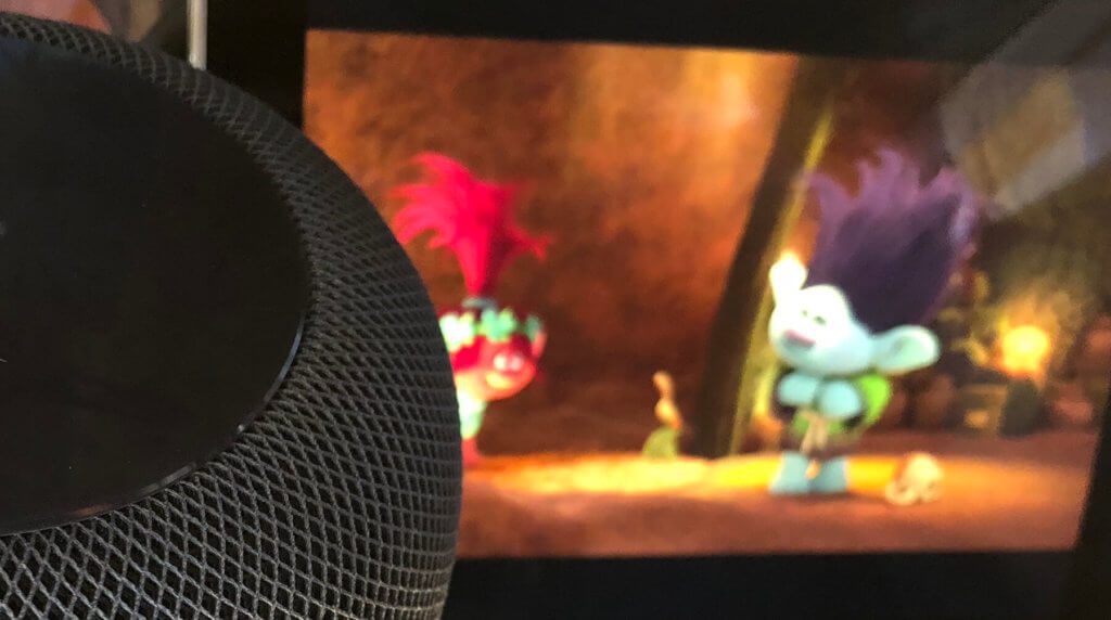 Dank Airplay läßt sich der HomePod auch nutzen, um Filmen, die am iPad über Apps wie Netflix oder Amazon Video schaut, besseren Sound zu verleihen.