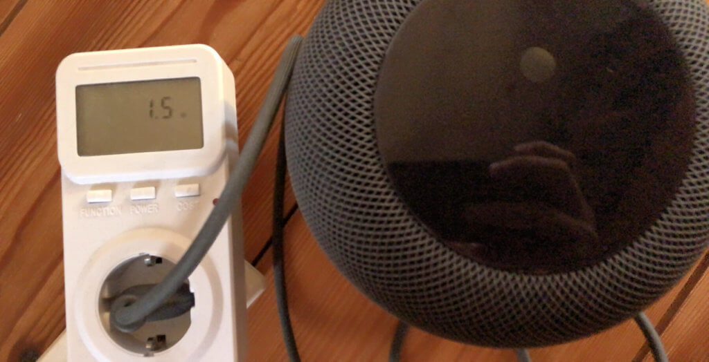 Der Stromverbrauch des HomePod liegt im Standby mit der "Hey, Siri!"-Aktivierung bei lediglich 1,5 Watt. Die Stromkosten liegen damit bei ca. 4 Euro pro Jahr, wenn man nur den Standbyverbrauch berechnet.