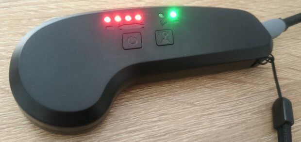 Der Controller beim Aufladen am mitgelieferten Kabel.