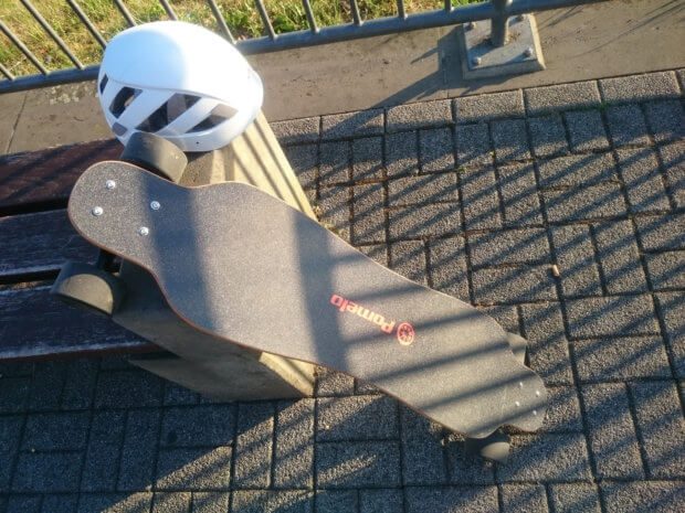 Ist alles startklar, dann kann man direkt mit dem Pomelo P5 Test beginnen. Die brauchbare Boosted Board Alternative kommt mit bereits geladenen Akkus an.