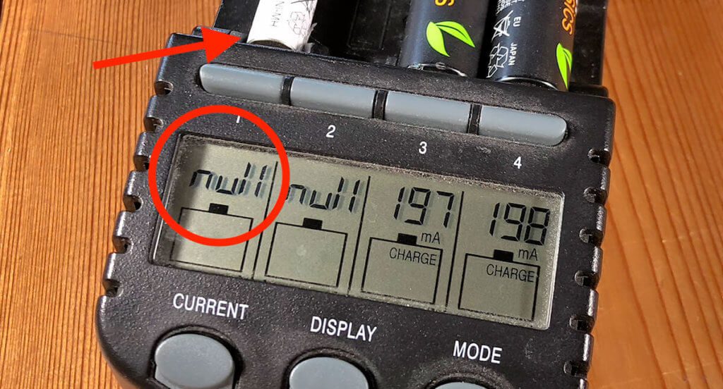 Das TECHNOline BC700 quittiert defekte Akkus, die es nicht erkennt, mit der Meldung "NULL". So auch meinen AAA-Akku nach der Tiefentladung (Fotos: Sir Apfelot).