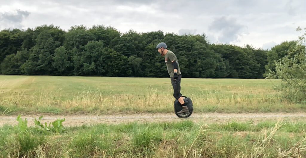 Hier ist Sir Apfelot beim Beschleunigen. Man neigt sich nach vorne und das EUC gibt Gas!