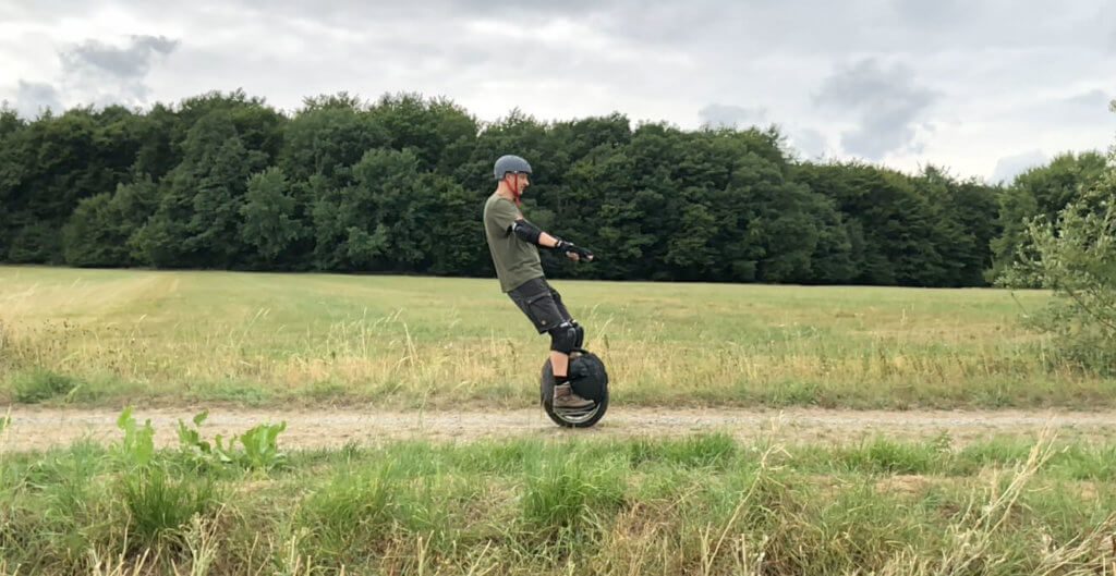 Das Abbremsen funktioniert genau anders herum: Leht man sich nach hinten, brems das Einrad ab.