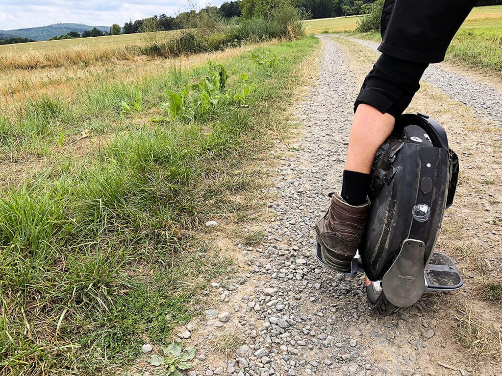 Die Feldwege in meiner Umgebung sind für das elektrische Einrad kein Thema. Je mehr Zoll der Reifen hat, umso weniger machen auch Steine aus, wenn man über sie rollt. Das hier ist übrigens mein neues Kingsong KS-18L mit 18-Zoll-Bereifung (Fotos: Sir Apfelot).