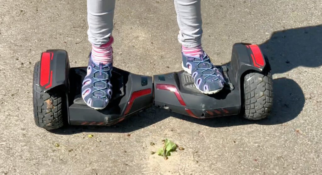 Hier meine Tochter auf dem ersten Hoverboard, das sich als feldweg-tauglich (SUV) ausgegeben hat, aber letztendlich schon bei kurz gemähten Wiesen die Segel streichen musste. Darum ging es auch zurück an den Händler.