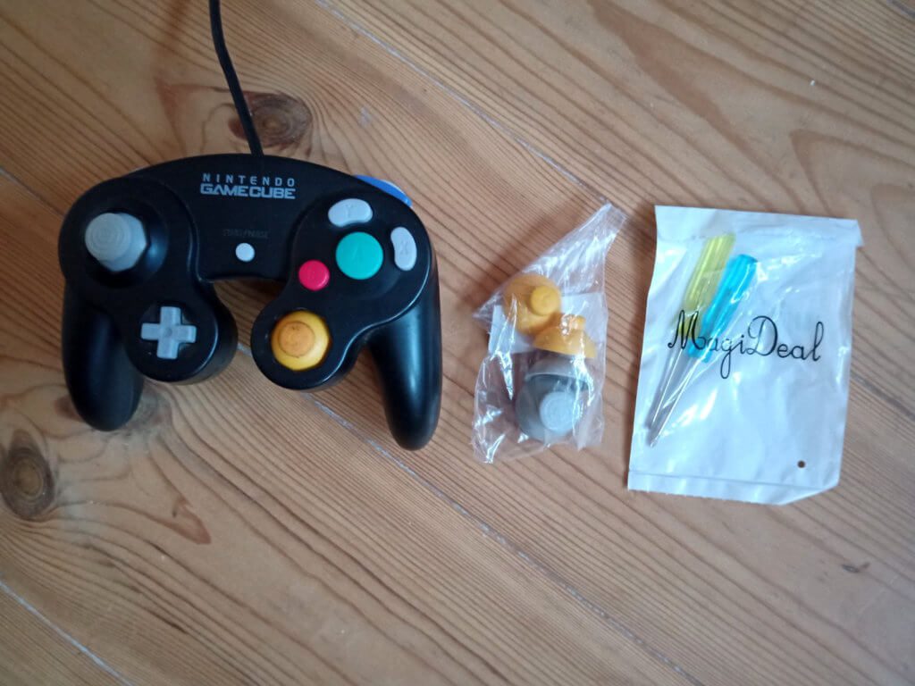 Um einen GameCube Controller Analogstick austauschen zu können, braucht man nicht nur Ersatzteile, sondern auch das richtige Werkzeug.