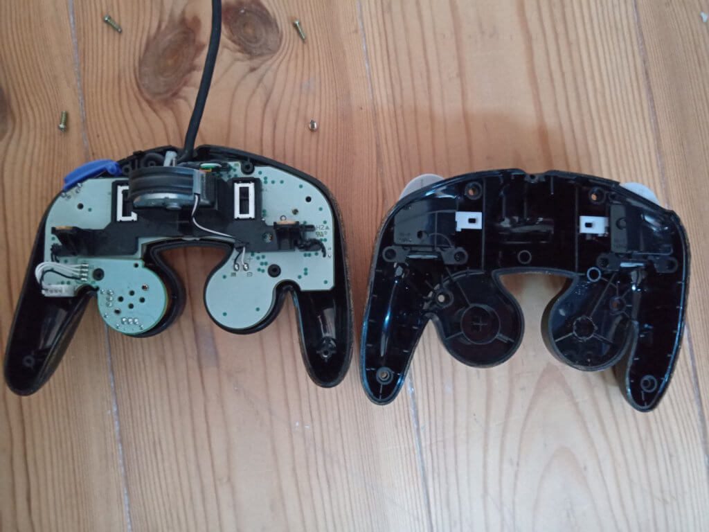 GameCube Controller aufschrauben - mit einem Y-Typ Tri-Wing Schraubenzieher geht das.