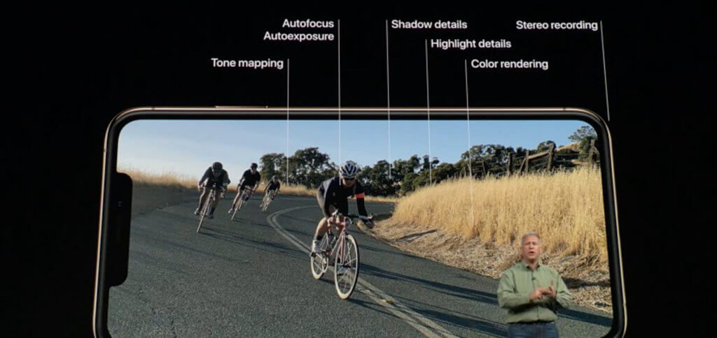 Das iPhone Xs (Max) nimmt Video in 4K auf, auch bei schwierigen Lichtverhältnissen in guter Qualität. Der Stereo-Sound kommt durch 4 Mikrofone zustande.