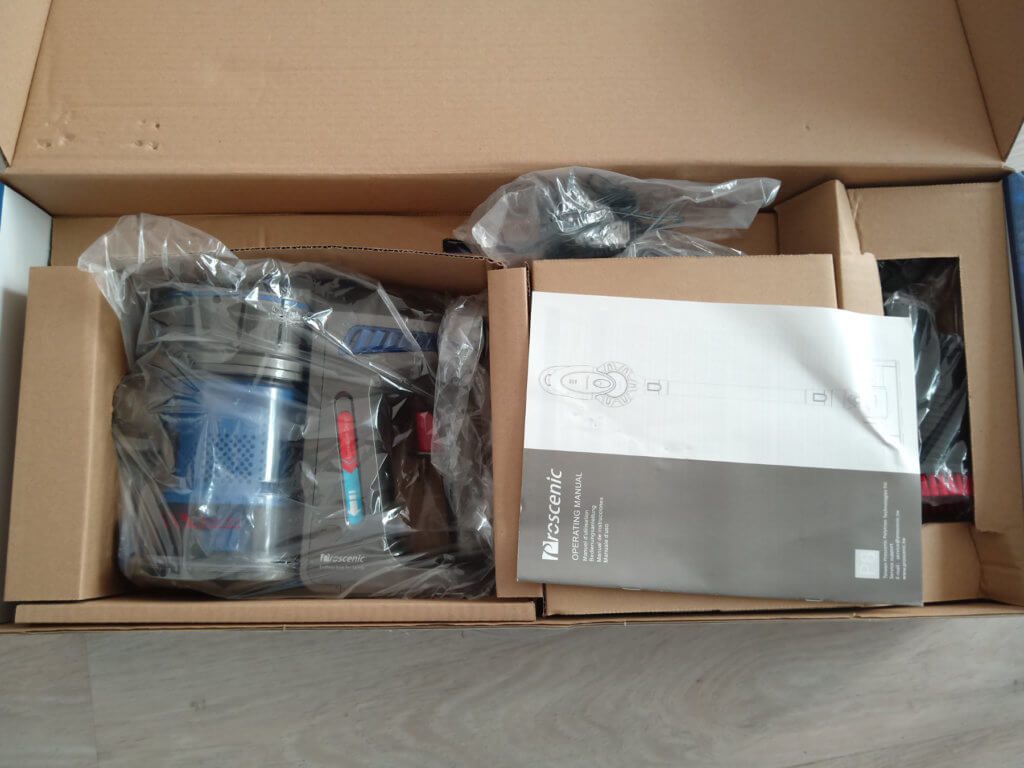 Der Proscenic P8 Test begann natürlich mit dem Unboxing. Im Paket enthalten sind Akku-Staubsauger mit Schmutzbehälter und Akku, Saug- und Bürsten-Aufsätze, Ladegerät, Wandhalterung und Bedienungsanleitung.