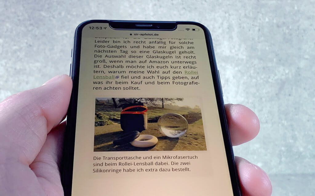 Kippt man das iPhone nach hinten weg, ändert sich an der Ansicht nur wenig. Bitte auf dem Foto das leicht rötliche Display ignorieren. Ich habe immer NightShift an, was diese Rotfärbung macht.