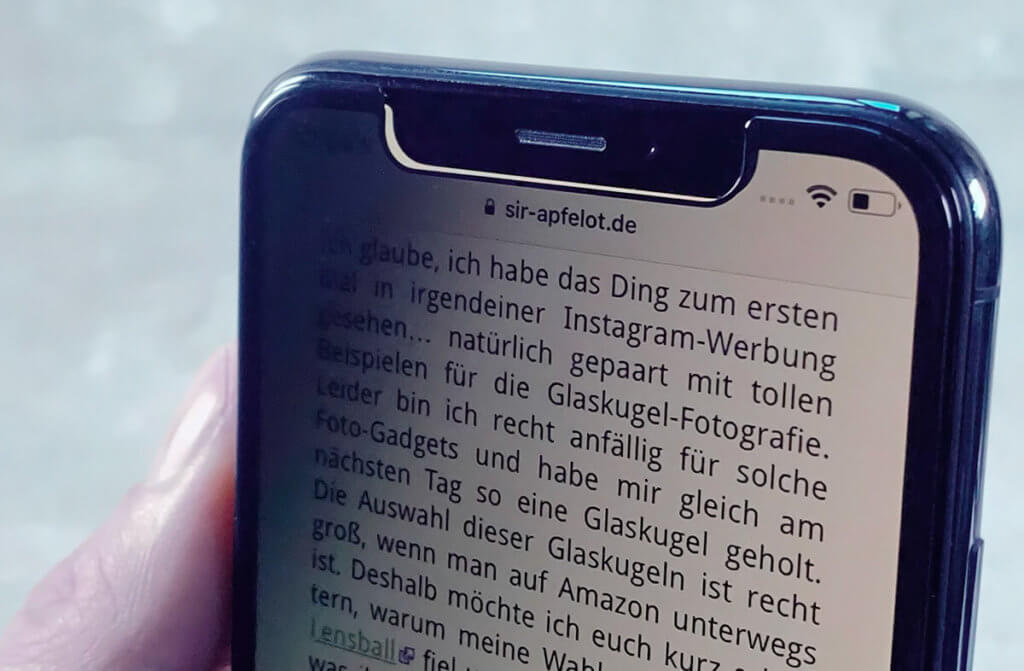 Kippt man das iPhone langsam zur Seite weg, merkt man, dass das Display sich langsam abdunkelt. Jedenfalls sieht es so aus – es bleibt natürlich an, aber das PrivacyGlass läßt keinen Einblick mehr zu..