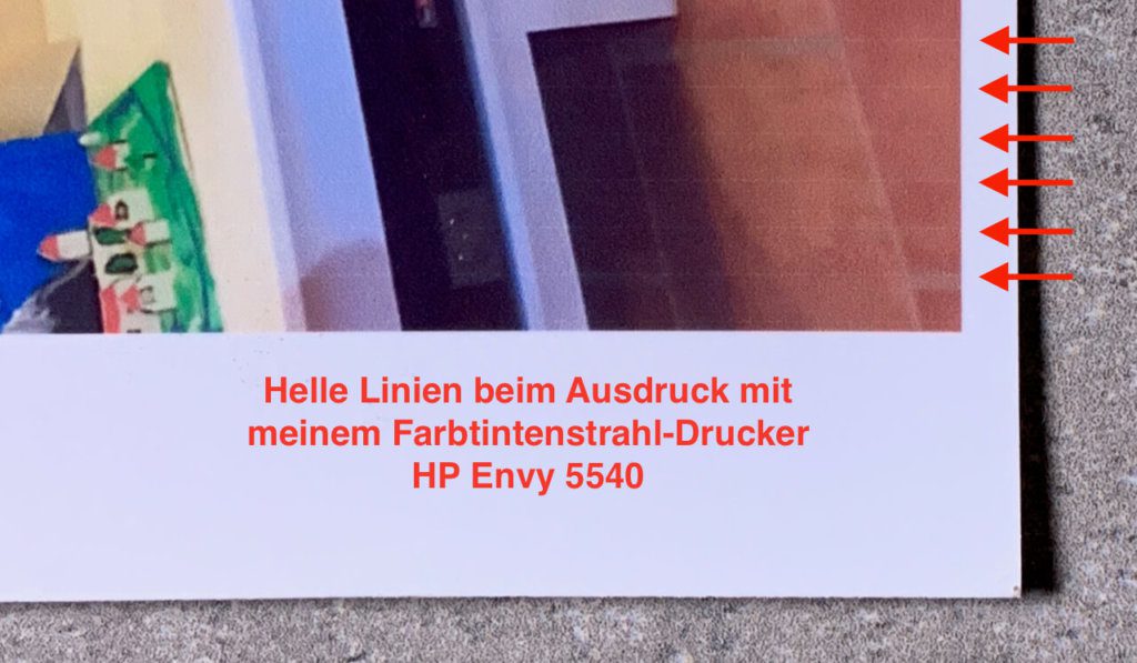 Selbst mit frischen Druckkopf und neuen Patronen erkennt man bei jedem Farbtintenstrahldrucker solche Linien – besonders bei gleichfarbigen Flächen. Hier eine Detailaufnahme von einem Ausdruck, den ich mit meinem HP Envy 5540 gemacht habe.