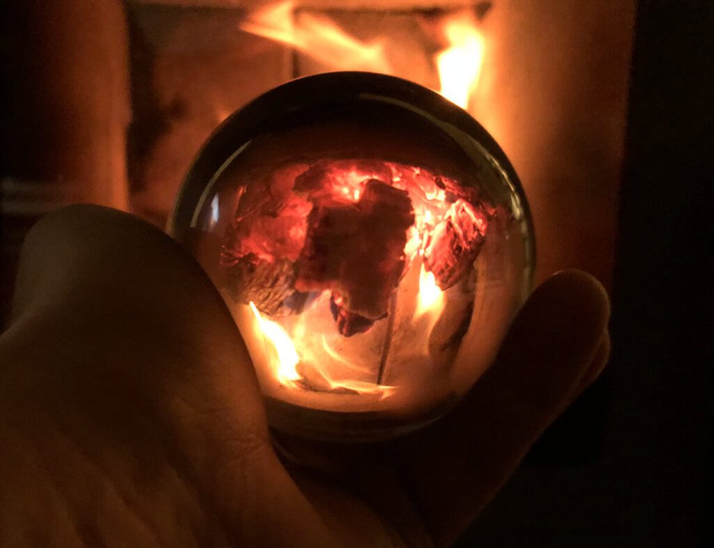 Lensball Fotografie vor dem Kamin – hat irgendwie was von Mordor, oder?!